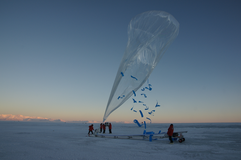Lancement d&#039;un ballon stratosphérique préssurisé lors de la campagne Concordiasi 2010. Crédits : CNES/P. Cocquerez.